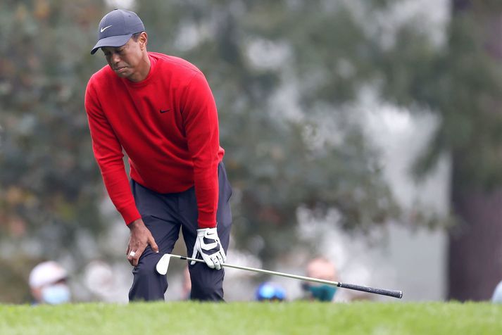 Tiger Woods náði fimm fuglum á síðustu sex holunum eftir hörmungarnar á tólftu.