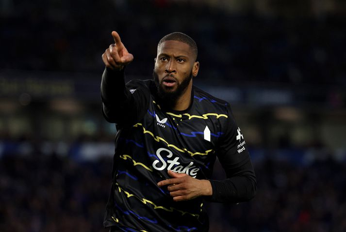 Beto fagnar jöfnunarmarki sínu fyrir Everton gegn Brighton.