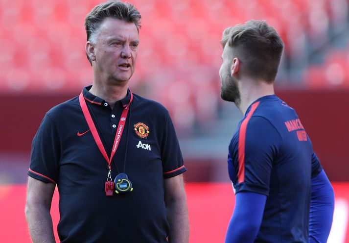 Louis van Gaal ræðir við Luke Shaw í Washington.