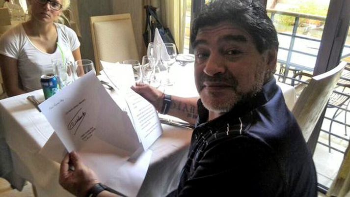 Maradona með bréfið frá vini sínum, Castro.
