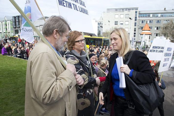 Mótmæli BHM og hjúkrunarfræðinga. Páll Halldórsson, formaður samninganefndar, og Þórunn Sveinbjarnardóttir, formaður BHM, ræða við Eygló Harðardóttur félagsmálaráðherra fyrir ríkisstjórnarfund á föstudag. 