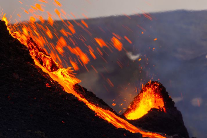 Svæðinu við gosið í Geldingadal hefur verið lokað vegna gasmengunar. Þá er veður einnig mjög slæmt á svæðinu.