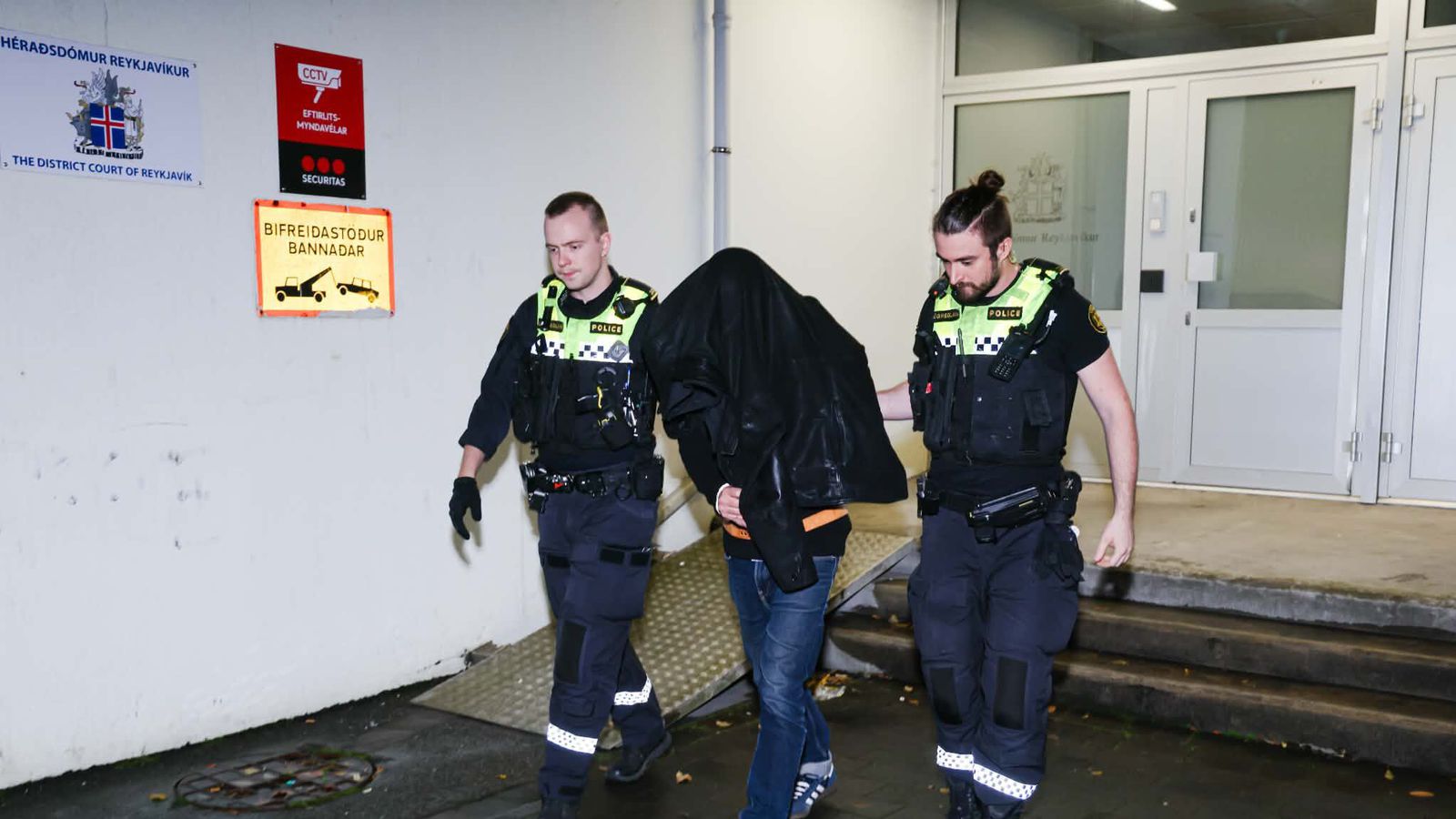 Sau­tján voru hand­teknir í að­gerðum lög­reglu