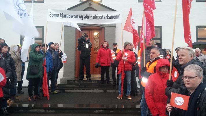 "Sömu kjarabætur og aðrir ríkisstarfsmenn,“ hrópuðu félagsmenn SFR, sjúkraliðar og lögreglumenn í morgun við Stjórnarráðið. 