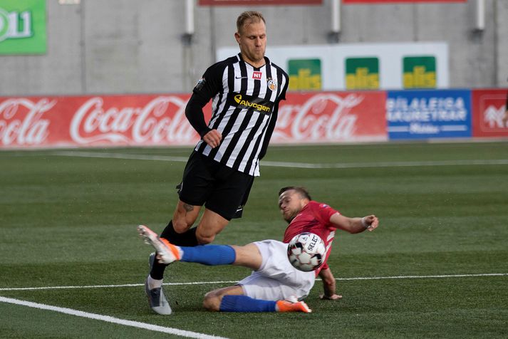 Kennie Chopart virðist líka það vel að leika á gervigrasinu á Hlíðarenda.