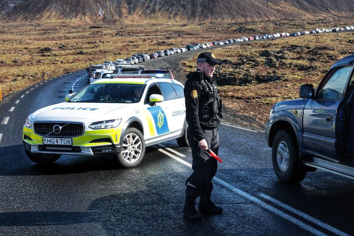 Á myndinni blasir við löng bílaröð á slóðum gossins en mikill áhugi er á gosinu.