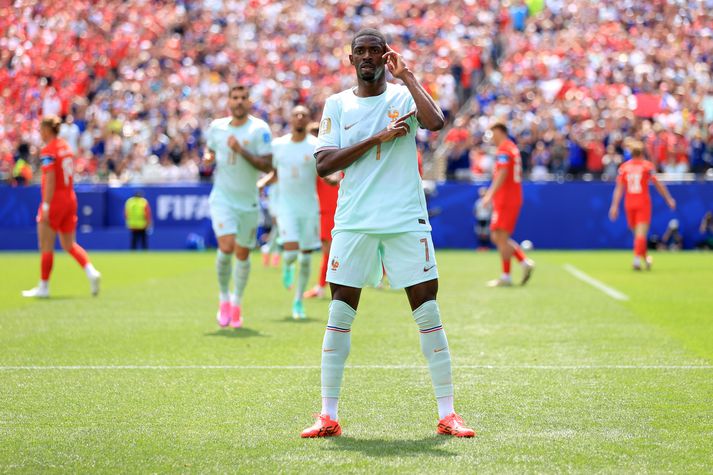 Ousmane Dembele fagnar einu af þremur mörkum sínum í sigri Frakka í kvöld.
