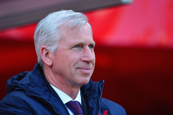 Pardew á hliðarlínunni.
