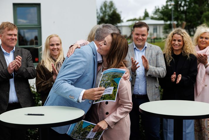 Ásdís og Orri við undirritun sáttmálans í dag.
