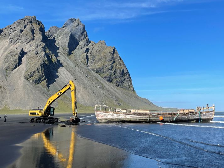 Víkingaskipið í fjörunni undir Horni, sem upphaflega var Horn hið eystra, eða Eystrahorn, en hefur í seinni tíð verið nefnt Vestrahorn. Horn hið vestra var hins vegar notað um Hornbjarg á Vestfjörðum.