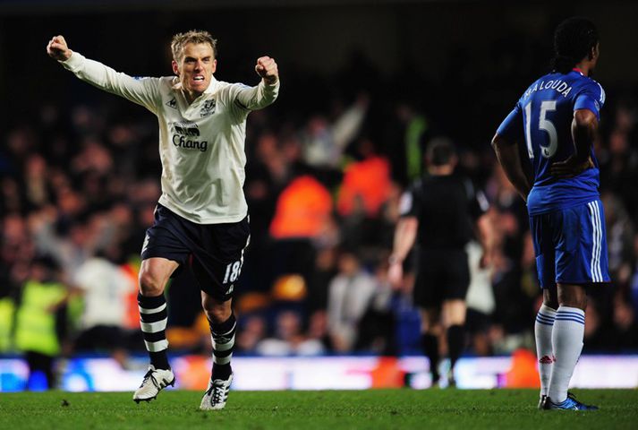 Phil Neville fagnaði jöfnunarmarkinu innilega en hann gaf mark Chelsea í leiknum.