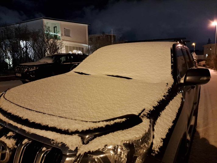 Margir munu þurfa að skafa af bílunum áður en haldið er af stað í vinnu eða skóla í dag.