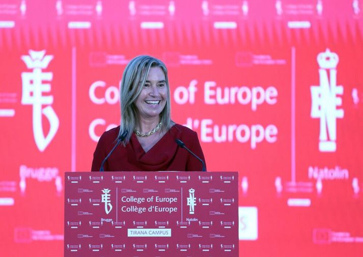 Federica Mogherini er rektor Evrópuháskólans en var áður utanríkismálastjóri ESB. Rannsókn stendur yfir á því hvort að Evrópuháskólinn hafi fengið verkefni fyrir utanríkisþjónustuna á ólöglegan hátt.