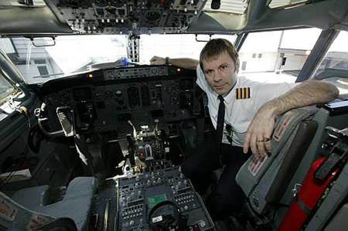 Bruce Dickinson, söngvarinn góðkunni úr þungarokksveitinni Iron Maiden hefur verið í áhöfn hjá Astreus.
