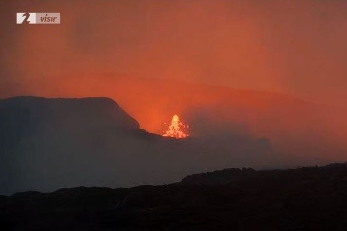 Skjáskot tekið um fjögurleytið sýnir hraunslettu í gígnum.