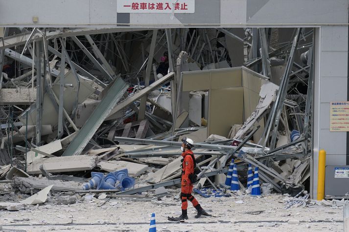 Miklar skemmdir urðu á verslunarmiðstöð í Japan og stendur enn yfir leit að fólki þar inni.