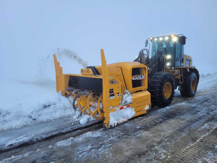 Snjóblásari að störfum á Öxi.