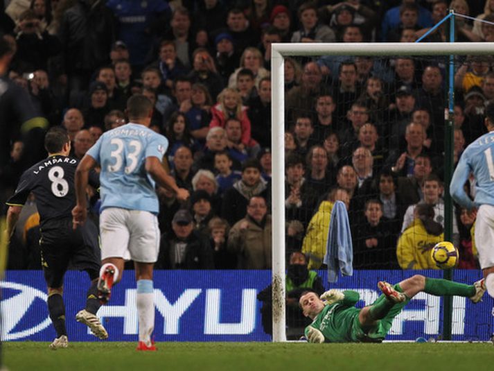 Frank Lampard sést hér klikka á vítaspyrnu sinni.