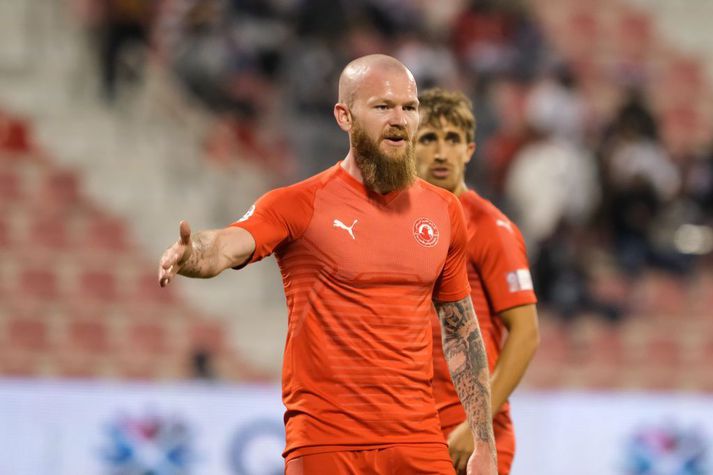 Það virðist velta á félagi Arons Einars Gunnarsson hvort hann mæti Rúmeníu í næstu viku.