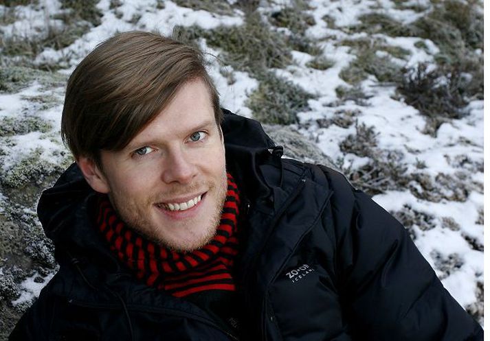 Jón Jósep Snæbjörnsson söngvari hefur látið toppinn vaxa og greiðir yfir ennið.