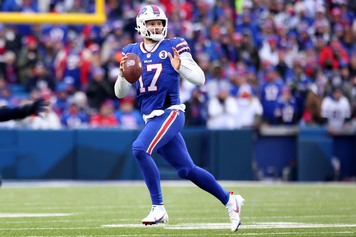 Josh Allen og félagar í Buffalo Bills mæta Miami Dolphins í beinni útsendingu á Stöð 2 Sport 2 klukkan 18:00.