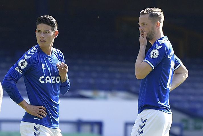 James Rodriguez og Gylfi Sigurðsson standa við boltann eftir að Everton fékk aukaspyrnu fyrir utan teig á móti WBA í ensku úrvalsdeildinni á dögunum.