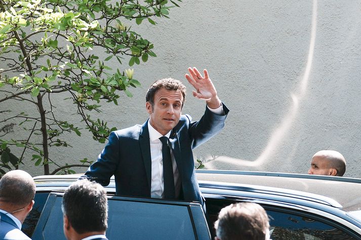 Macron eftir að hafa kosið í dag.