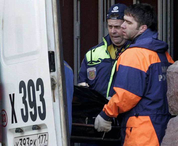 Eitt fórnarlambanna flutt af vettvangi.