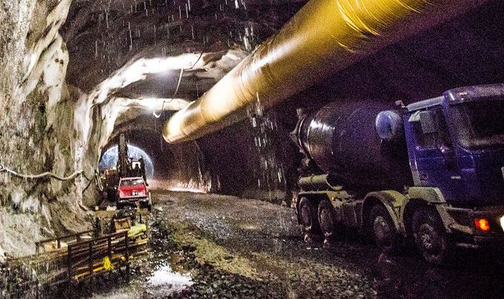 Göngin eru 2.500 metrar og hafa lengst um 600 metra frá því sprungan kom í ljós.