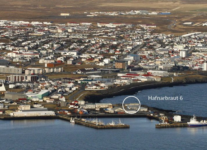 Hafnarbraut 6 er menguð af olíu eftir rekstur olíubirgðastöðvar á lóðinni. Heilbrigðiseftirlitið segir hreinsun sem gerð var ekki hafa dugað til. Lóðin er nú á skilgreindu útivistarsvæði sem nær inn á hafnarsvæðið.