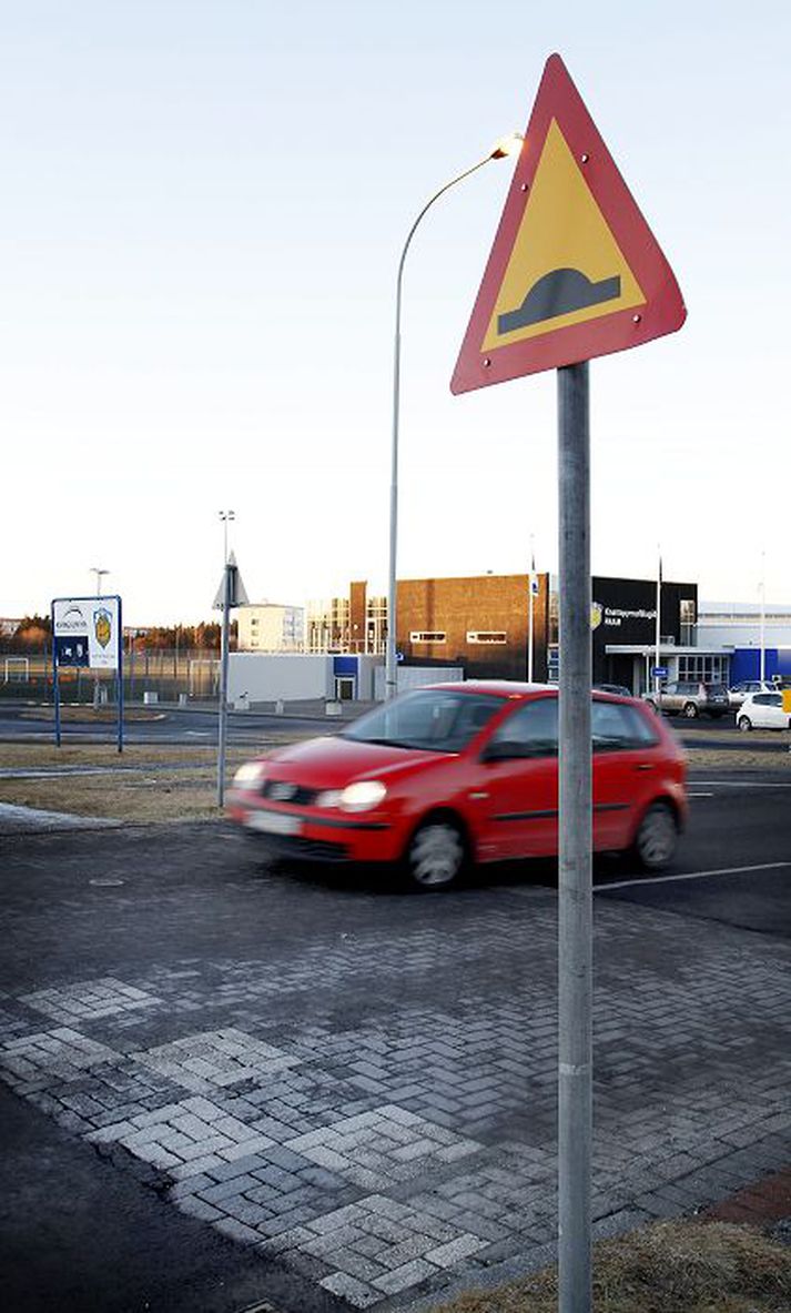 Stefna borgarinnar undanfarin ár hefur verið að leggja ekki gangbrautir yfir götur heldur hægja á umferð með hraðahindrunum og þrengingum. Til stendur að endurskoða þá stefnu.