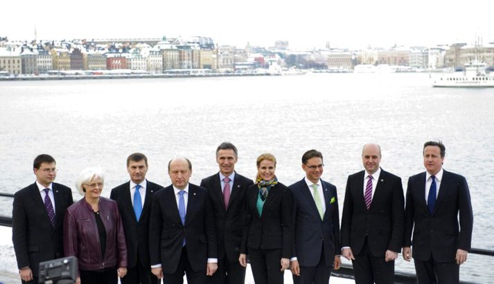 David Cameron segir nauðsynlegt að bæta stöðu kvenna í viðskiptalífinu. Hann fundar nú í Stokkhólmi, meðal annars með Jóhönnu Sigurðardóttur.