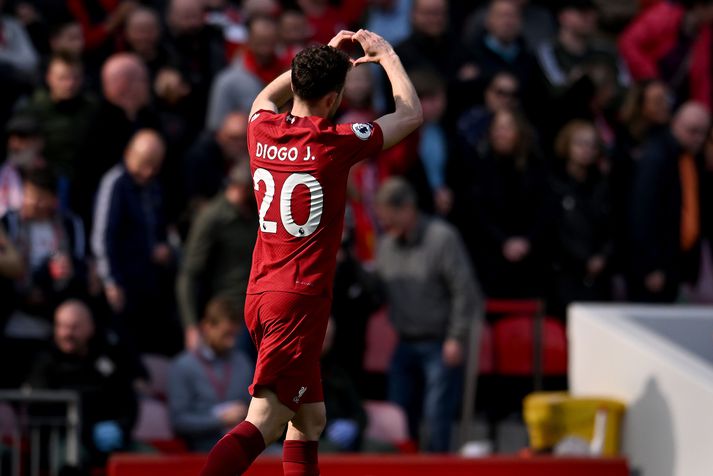 Diogo Jota þakkar stuðningsmönnum Liverpool fyrir stuðninginn eftir að hann skoraði mark á móti Nottingham Forest í ensku úrvalsdeildinni á síðustu leiktíð.