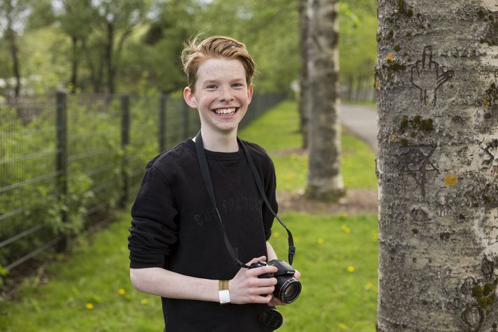 Tómas Nói Emilsson lék í tónlistarmyndbandi bresku hljómsveitarinnar Firewood Island en hann langaði að kynna sér vinnubrögðin á setti. Sjálfur hefur hann tekið upp verðlaunastuttmynd og myndbönd.   Mynd/Eyþór