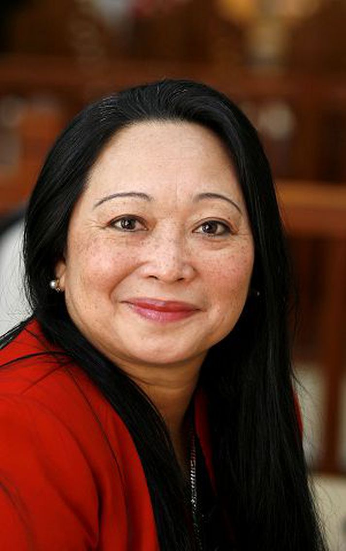 María Priscilla Zanoria. María starfaði hjá verkfræðistofunni Fjarhitun í tuttugu og fimm ár. Hún hætti að vinna um fimmtugt og undirbýr nú opnun filippseyskrar ræðisskrifstofu á Íslandi.  