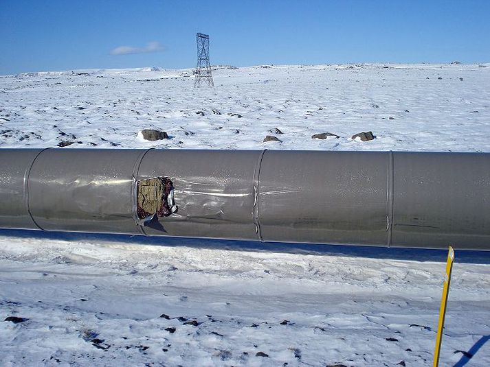 Einhver hefur ekið utan í Nesjavallalögn OR með þeim afleiðingum að hlífðarkápa rifnaði. Mynd/OR