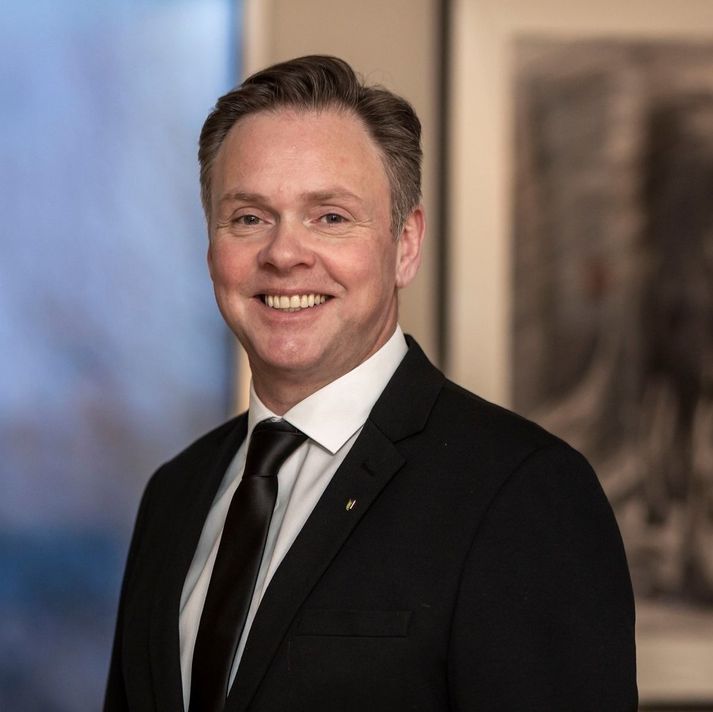 Jón Björn Hákonarson, nýkjörinn formaður Sambands íslenskra sveitarfélaga og forseti bæjarstjórnar í  Fjarðarbyggð segist ekki í aðstöðu til að gagnrýna laun bæjarstjóra.