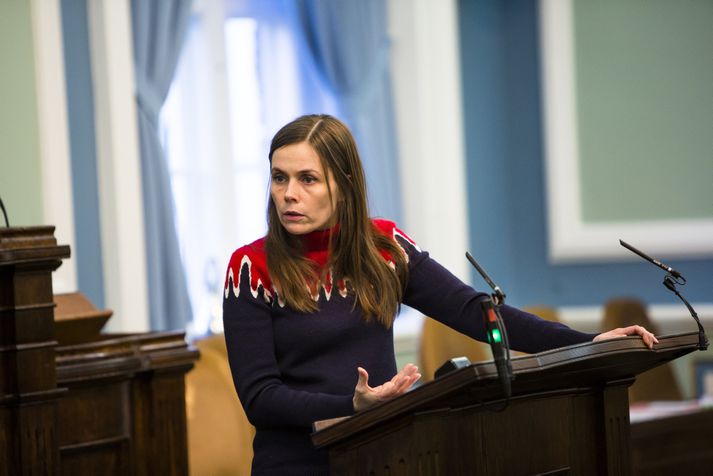 Katrín Jakobsdóttir, forsætisráðherra, telur ekki að dómur fyrir brot á lögum leiði til afsagnar ráðherra. Hún ítrekaði á Alþingi í dag það sem hún hefur áður sagt að hún muni ekki kalla eftir afsögn Sigríðar Andersen dómsmálaráðherra.