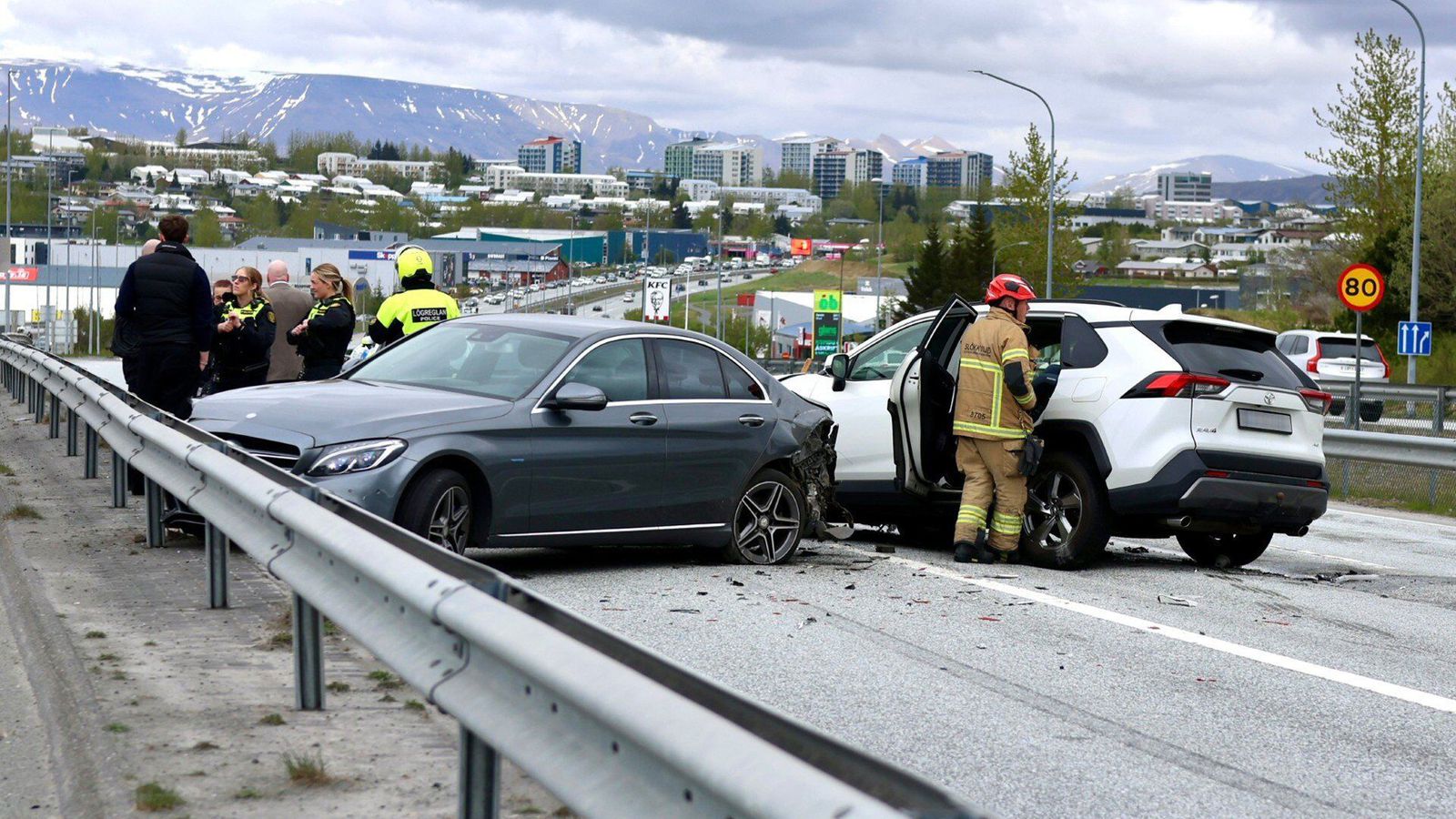 Þriggja bíla á­rekstur á Reykja­nes­braut og miklar tafir