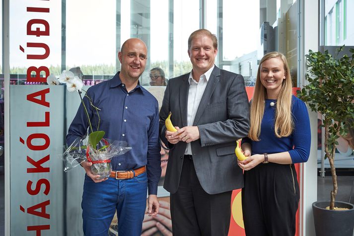 Ari Kristinn Jónsson, rektor HR, Elísabet Erlendsdóttir, formaður stúdentafélags HR og Trausti Reynisson, rekstrarstjóri búðarinnar.