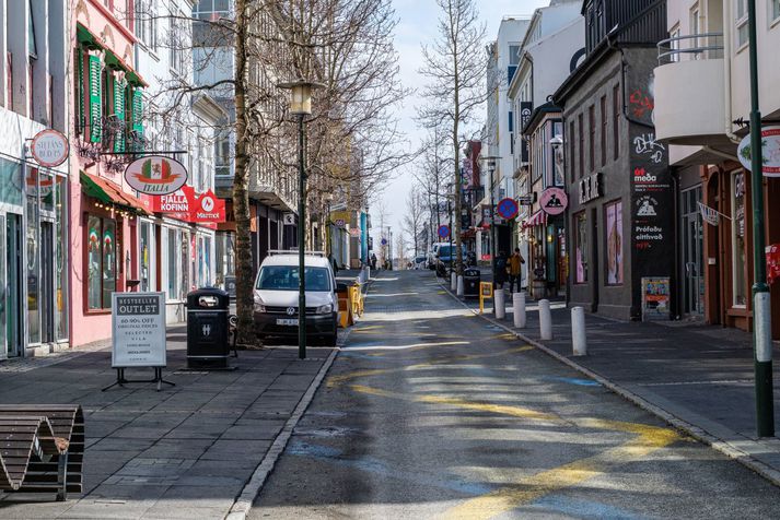 Hundurinn lá illa slasaður og í blóði sínu eftir fall af svölum á fimmtu hæð. Hann lést síðar um daginn af sárum sínum.