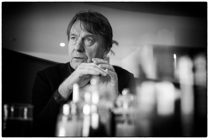 Mika Kaurismäki er turn í evrópskri kvikmyndagerð. Hann er að fylgja úr hlaði sinni nýjustu mynd, Fimmtudagurinn langi en hann er einnig að vinna að íslenskri heimildamynd.