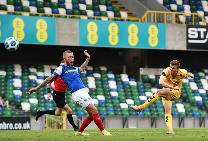 Alfons Sampsted reynir hér skot að marki Linfield fyrir Bodø/Glimt í kvöld. 