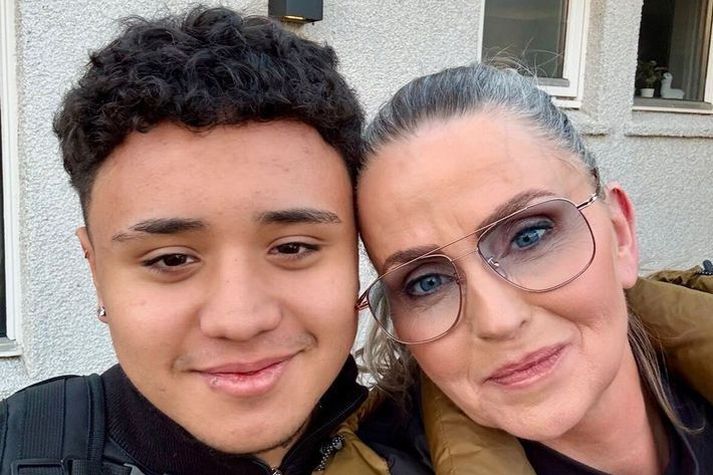 Oscar ásamt Sonju Magnúsdóttur, sem tók hann að sér ásamt eiginmanni sínum.