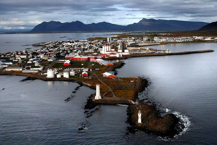 Sauma þurfti nokkur spor í andlit stúlkunnar en hún slapp betur en talið var í fyrstu, samkvæmt upplýsingum frá lögreglu.