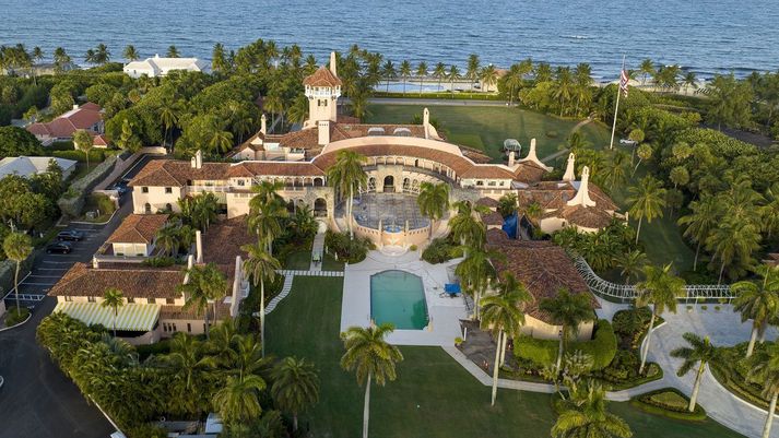 Frá því Trump flutti úr Hvíta húsinu hefur hann búið í Mar-a-Lago í Flórída. Hann tók með sér mikið magn gagna og reyndist hluti þeirra leynilegur.