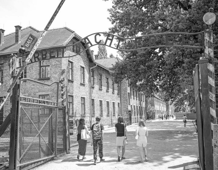 Talið er að 1,3 milljónir manna hafi verið flutt í útrýmingabúðirnar í Auschwitz og 1,1 milljón verið tekin af lífi.