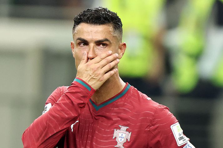 Cristiano Ronaldo felldi tár eftir sinn síðasta leik á HM í gærkvöld. Hann ætlar að vega og meta hvort þetta hafi jafnframt verið hans síðasti landsleikur.