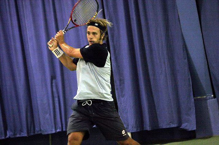 Arnar Sigurðsson með tennisspaðann.
