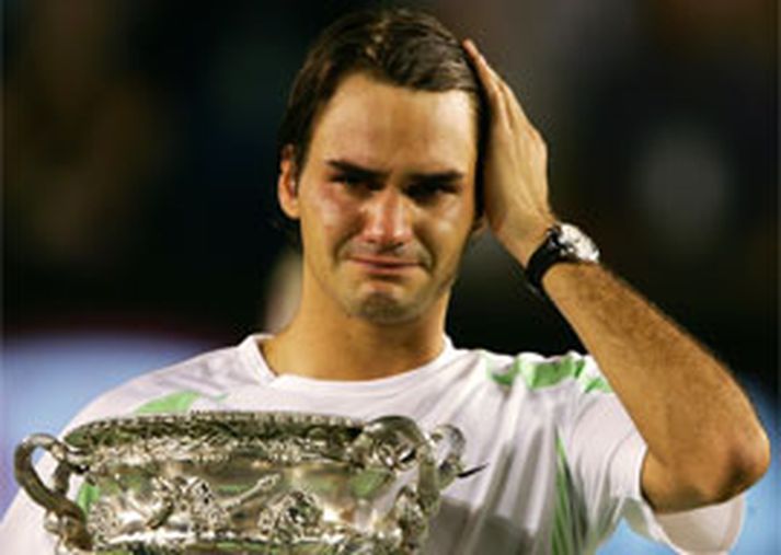 Tilfinningarnar báru Federer ofurliði þegar hann tók við sigurlaununum í Ástralíu í dag